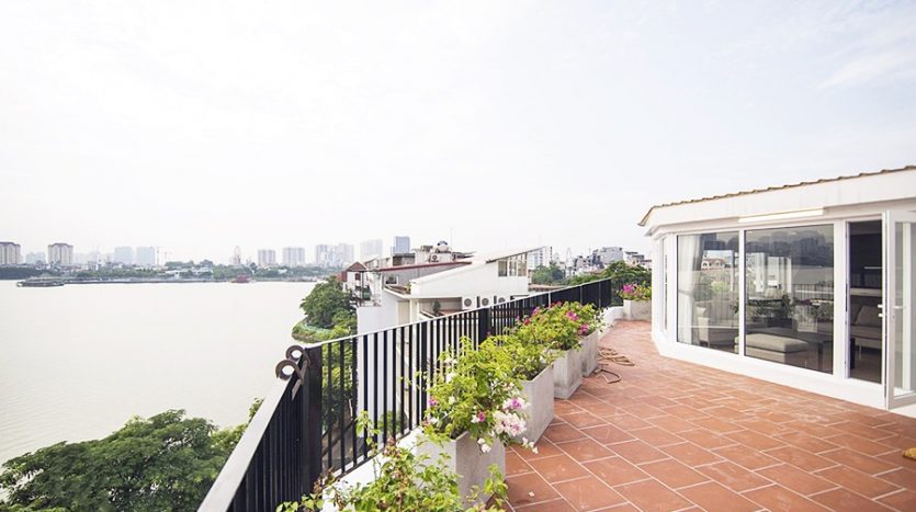 Lake view serviced apartment with 03 bedrooms for rent on the To Ngoc Van street, Tay Ho district, Ha Noi city 