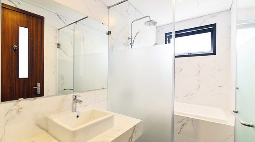 Swimming pool serviced apartment with lake view 