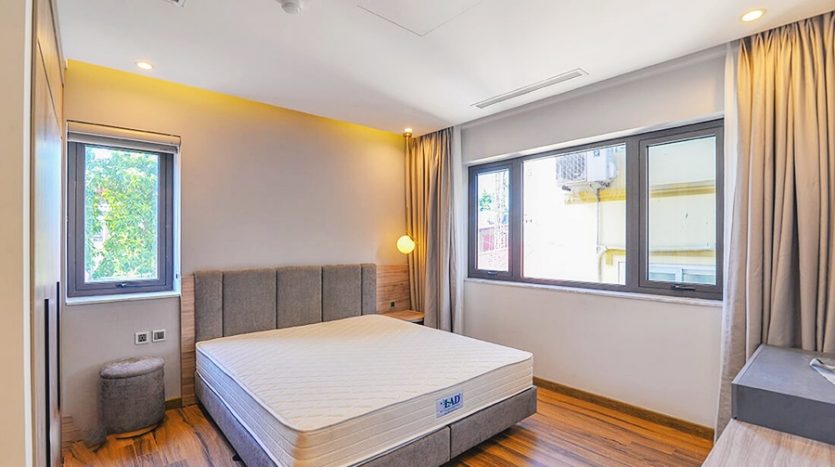 Swimming pool serviced apartment with lake view 